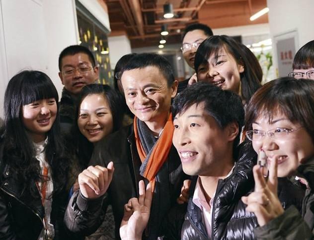 马云身价2000多亿,将380套公寓6折卖给员工,阿