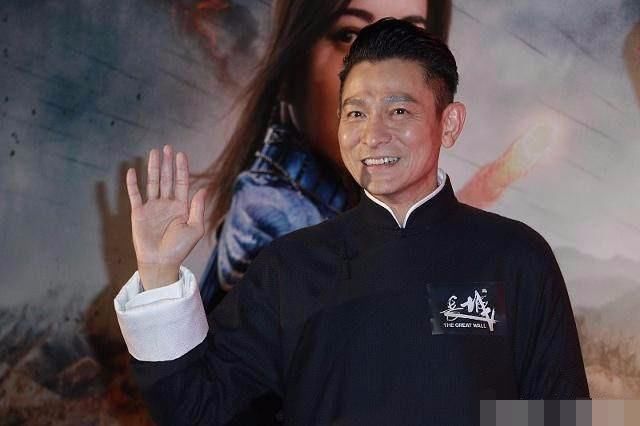 57岁刘德华参加爱女幼儿园毕业典礼,网友:依然