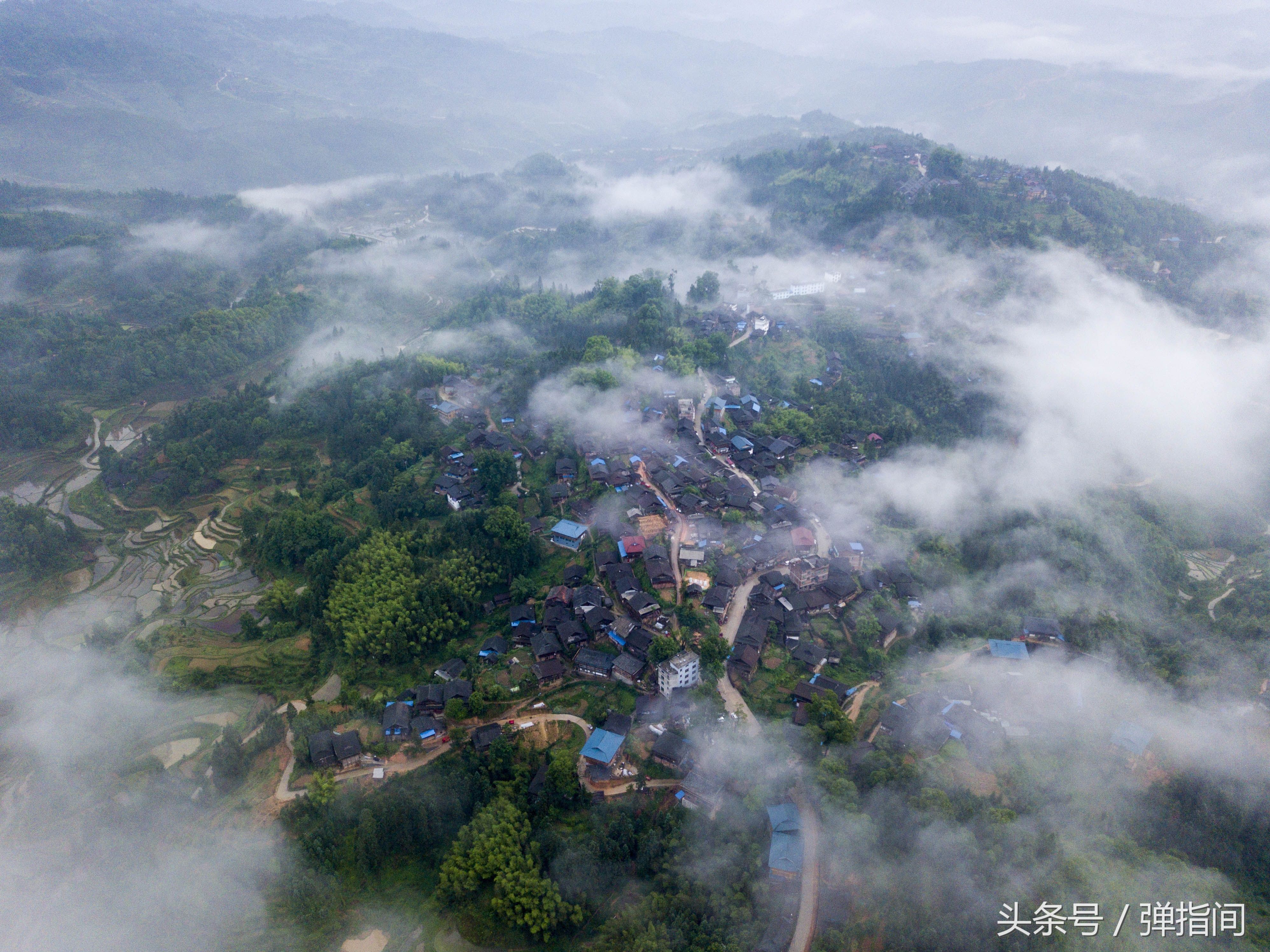 初夏时节，一不小心、一场雨后这个苗寨宛如人间仙境