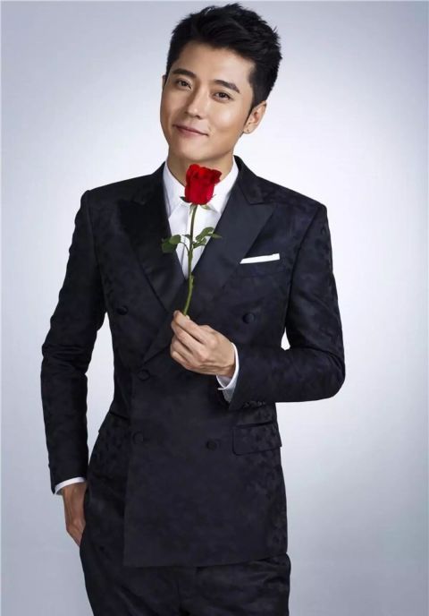 张丹峰事业开始受阻 新片男一号被换释小龙代