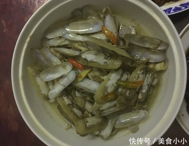 新媳妇刚刚过门后的第一次给家里人做饭，婆婆却嫌菜没胃口，看着