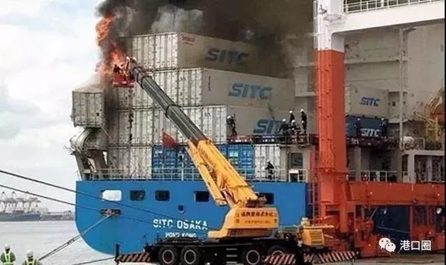 两艘集装箱船日本海域发生碰撞,装卸中又起火