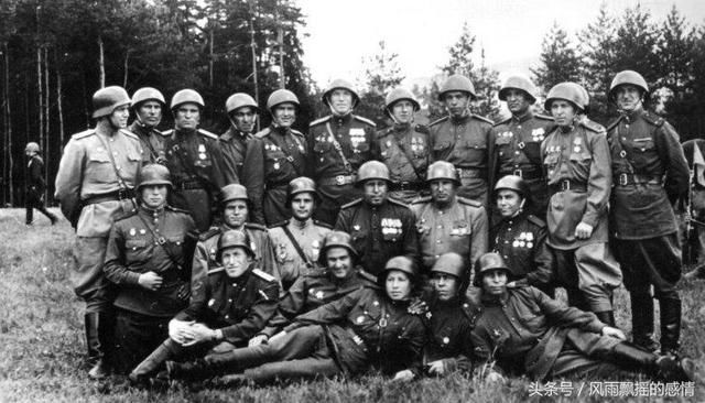 二战苏军戴着德式头盔接受检阅 把M35钢盔涂