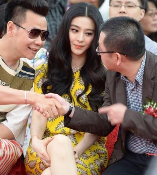 范冰冰参加活动遇尴尬,裙子太短遮不住,网友都