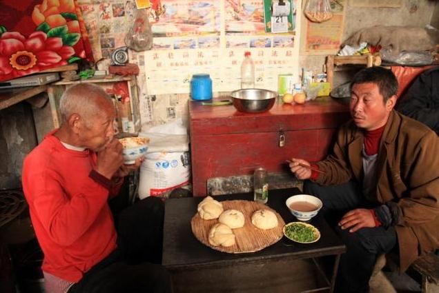 满目疮痍的乡村，年过半百九口人，山高路远无人愿意嫁到山村