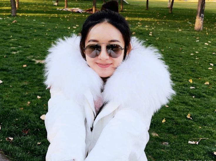 赵丽颖取关前经纪人黄斌, 正式分道扬镳! 连朋