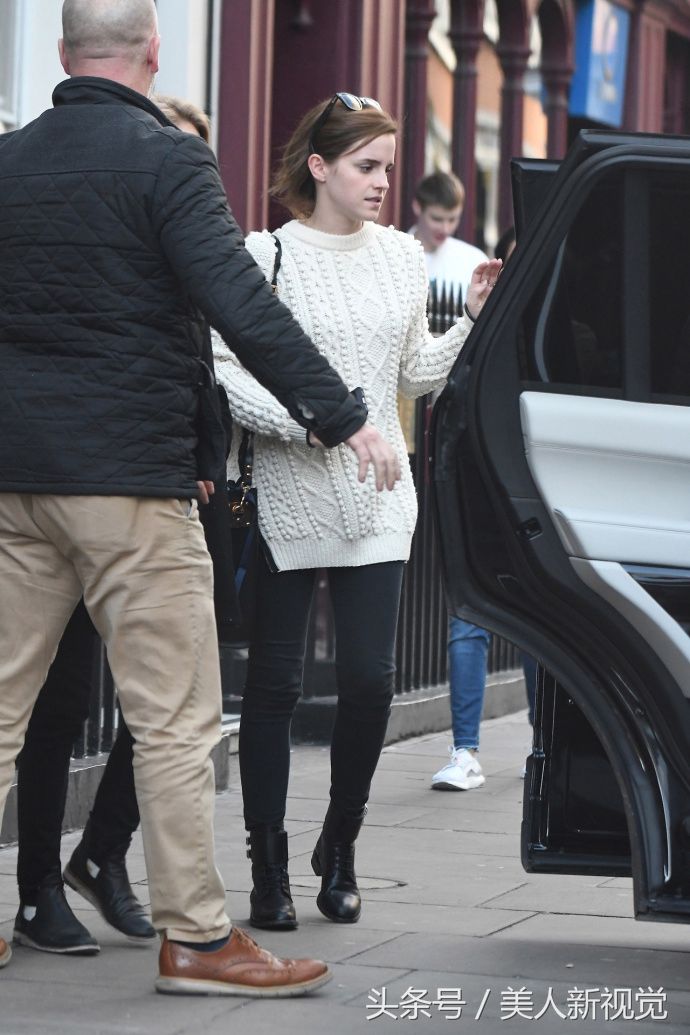 小魔女 Emma Watson 和友人伦敦出街,白色毛