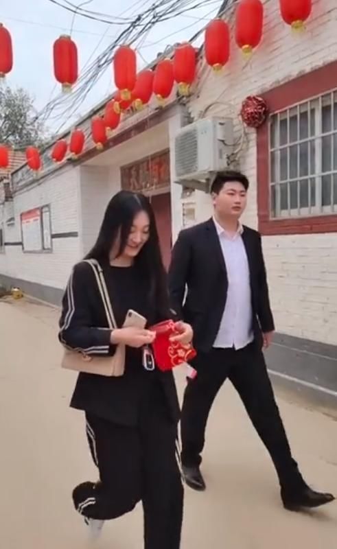大衣哥儿媳遭村民围观！婆婆怒指邻居急救场，丈夫紧跟身后不说话