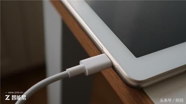 华为荣耀第一款防水平板:脏了直接丢水里洗,边