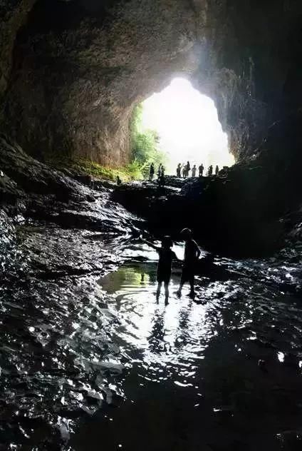 重庆旅游一脚跨秦巴，一月照千峰