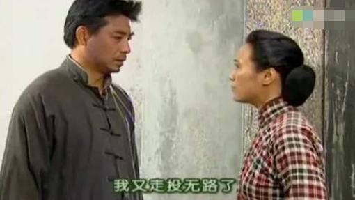 依萍穷到辍学，为何李副官总找傅文佩借钱？真相太扎心！