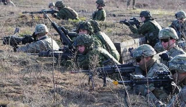 把友军一号人物的头像当靶子打 整个脸被打成筛子 士兵边开枪边笑