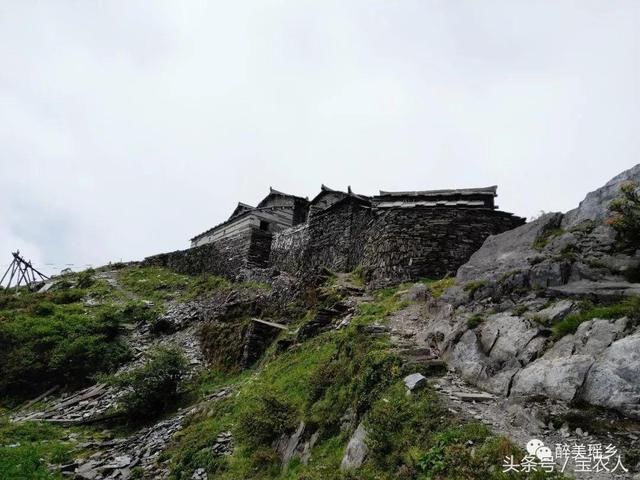 湖南省最大古石建筑高登山普照寺换新貌