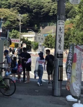 网友日本街头偶遇高圆圆、赵又廷,情侣装让人