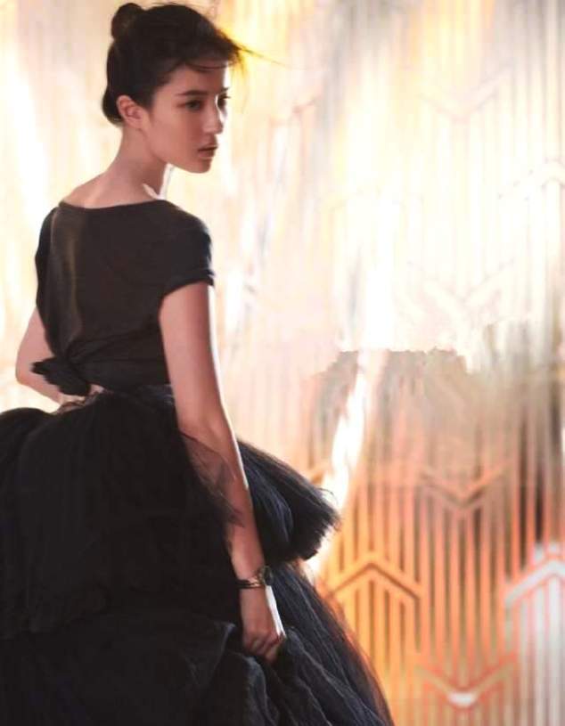 35岁唐嫣和31岁刘亦菲，同穿黑色裙，网友：黑天鹅和黑凤凰的差距