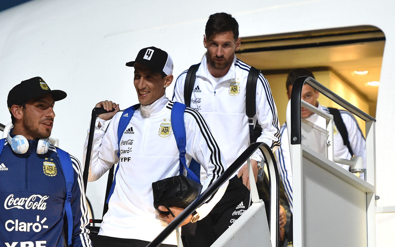 帅图预警!2018世界杯各国球队穿西装走下飞机