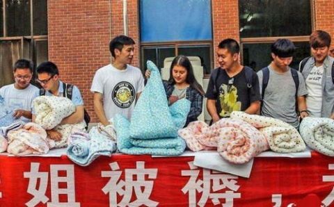 大学生奇葩赚钱方式,猪蹄西施走红网络 ,帮人