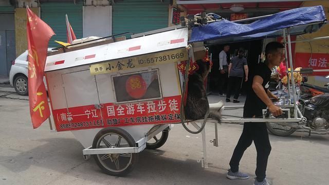 辽宁一中年男子徒步拉车游中国