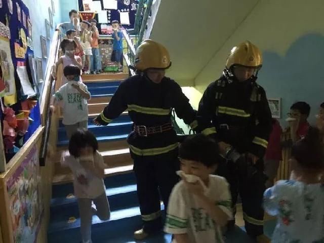 新闻播报岳麓消防演练走进幼儿园 萌娃争当防