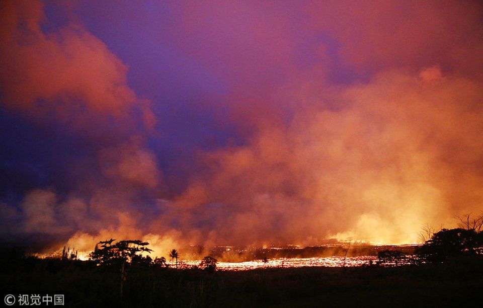 夏威夷火山持续喷发 炽热熔岩喷涌而出