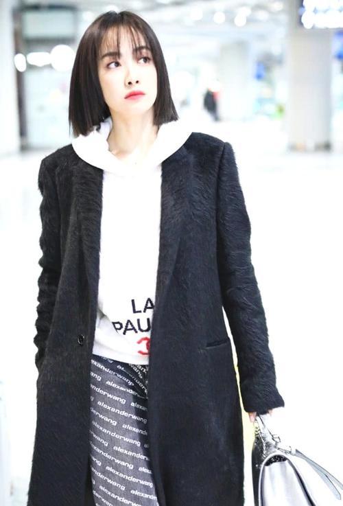 宋茜也爱皮草大衣,内搭白色卫衣玩转混搭风,但