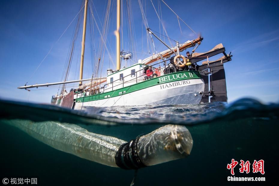 巴厘岛海洋垃圾成灾 大量塑料垃圾海中漂浮