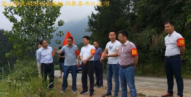 永州:蓝山县委书记携手民间河长共同守护蓝山青山绿水!