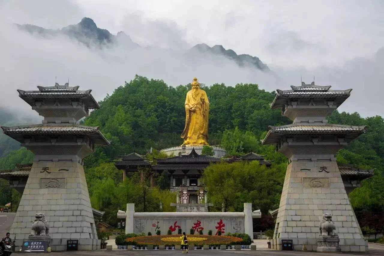 云巅上的奇观--老君山，山上的宫殿闯入进去都会觉得无比的幸运