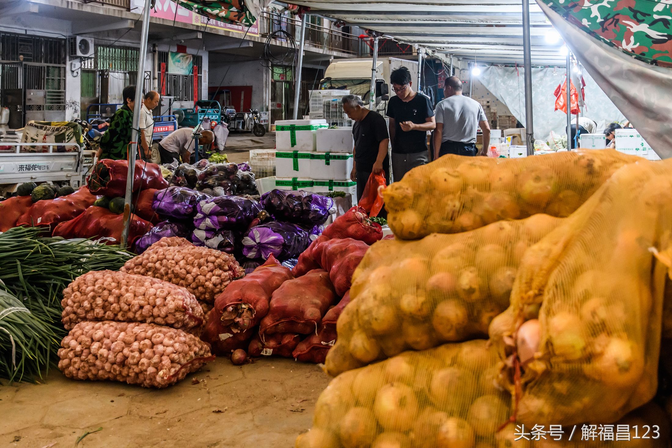 农民谢孝发为纪念改革开放四十周年,在25米长