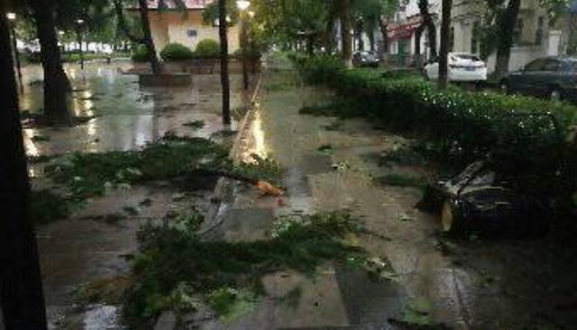 青岛突降大雨加冰雹，城市满地狼藉，车玻璃被毁，很多市民被砸哭