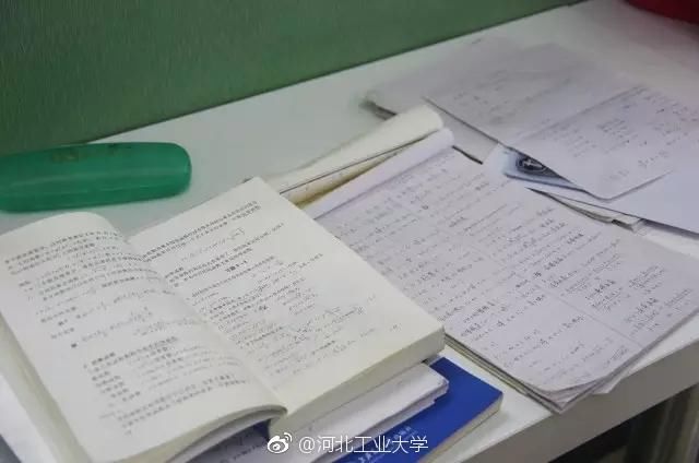 72岁老人自学高数 蹲守高校食堂求教