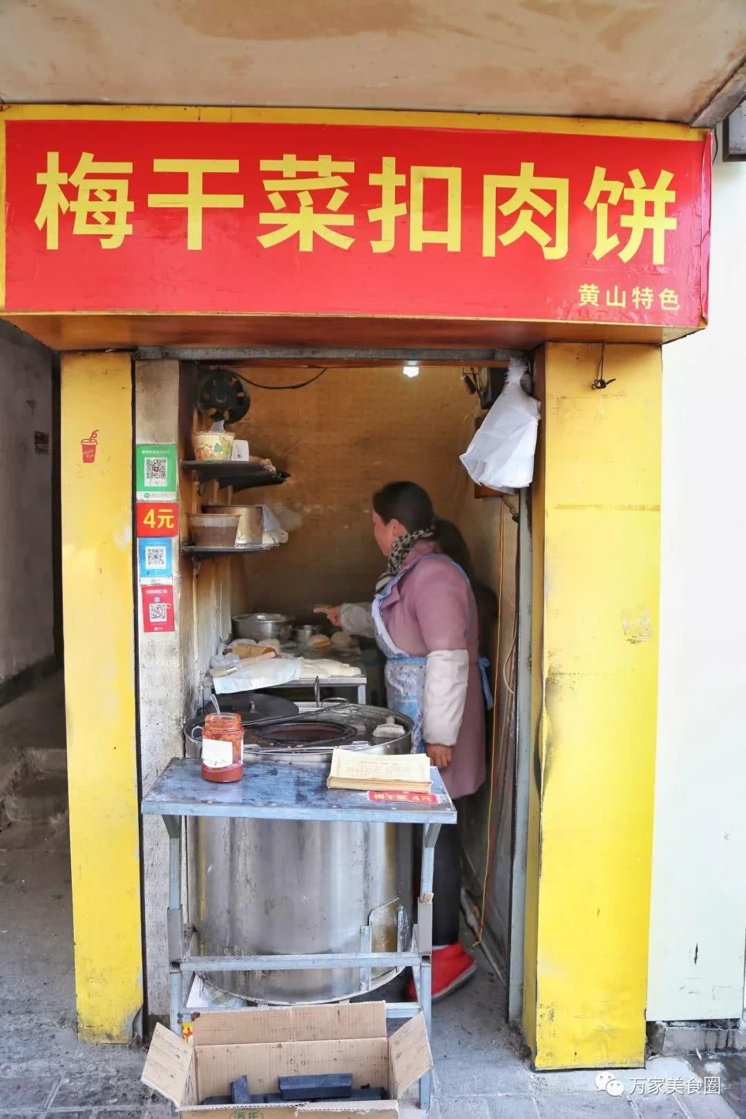 酥掉牙！一间不足1平米的小店，坚持用木炭烘烤着一种古老的美食