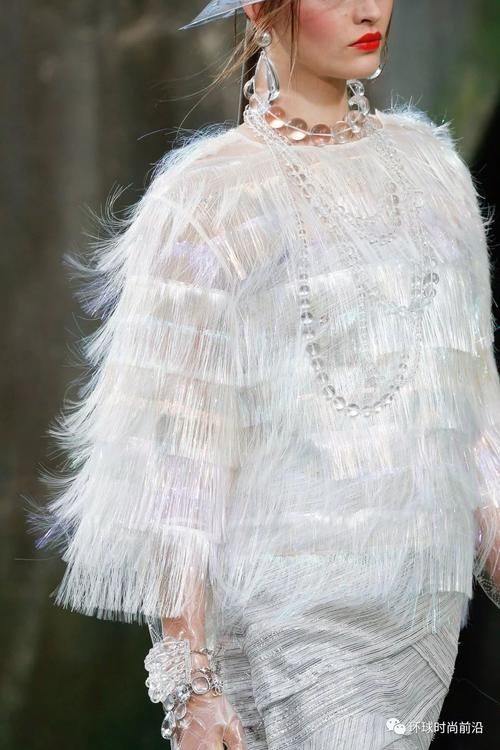 Chanel 2018春夏巴黎大秀:一场山水花草齐全的