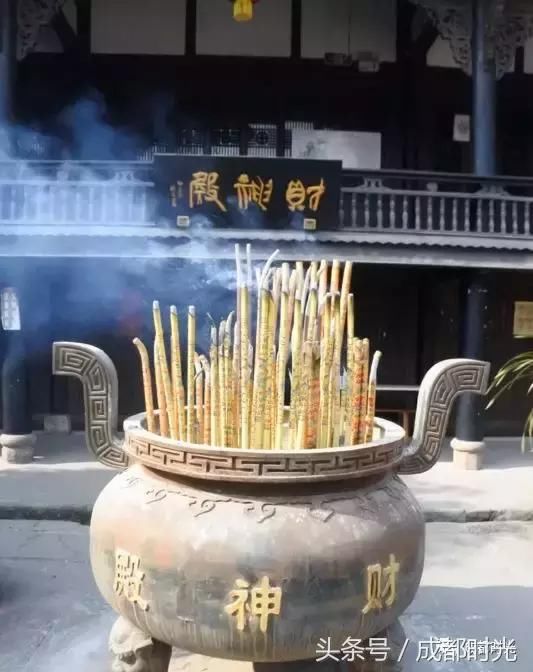 出太阳了，从成都出发在这里逛街喝茶游古镇！