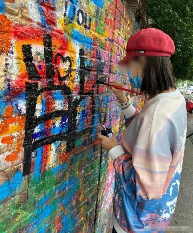 肖战生日惹风波,粉丝聚众扰民、墙上涂鸦,合作品牌是始作俑者?