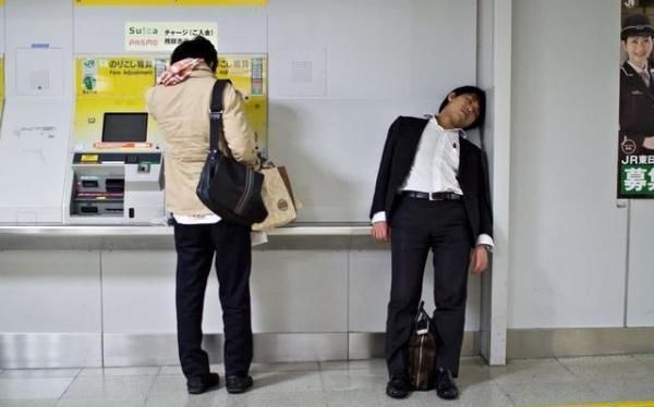 在日本一上班族为不去上班捅自己一刀,在日本
