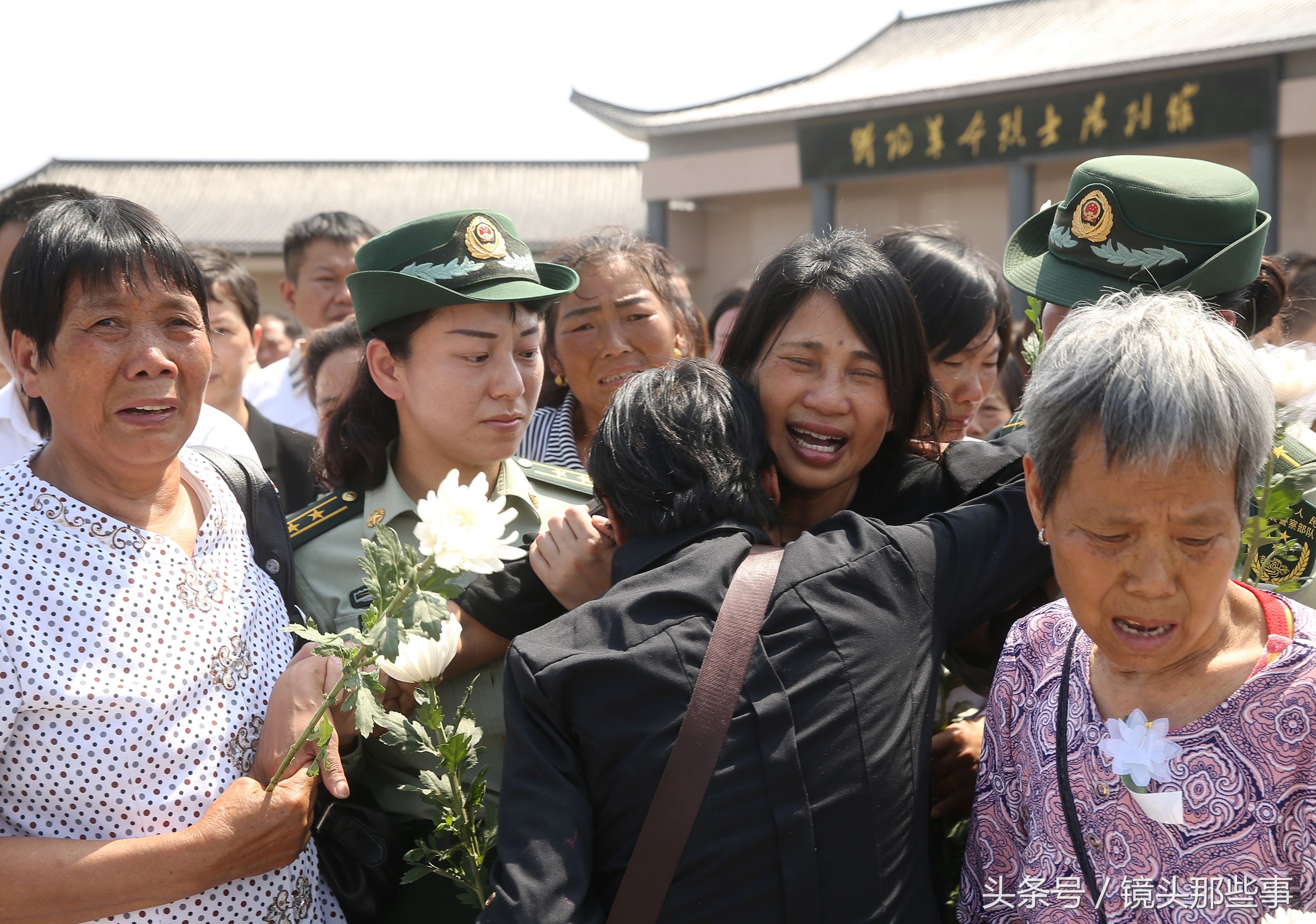 感人!21岁消防烈士魂归故里 家人痛哭送别求再多看一眼