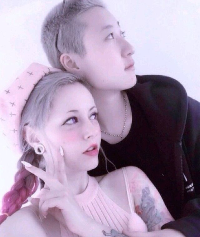 成龙17岁女儿辍学打工 养30岁无业女友