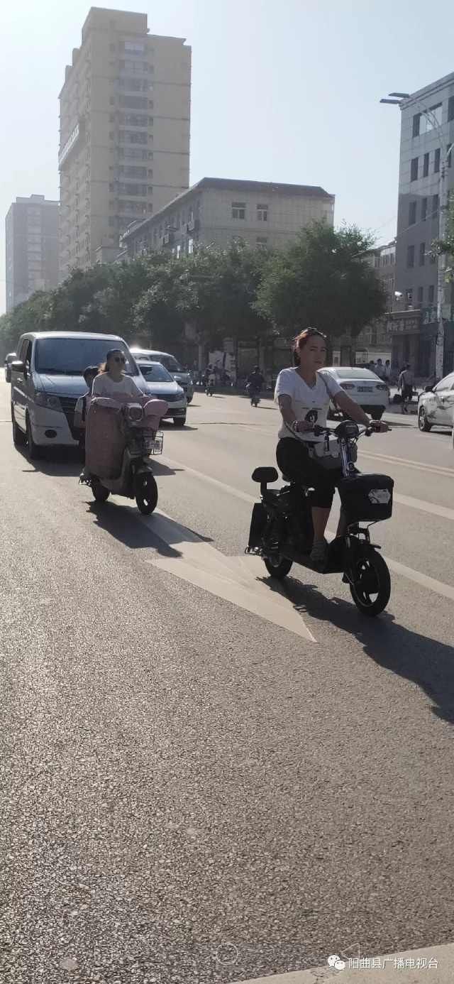 不按规定车道行驶