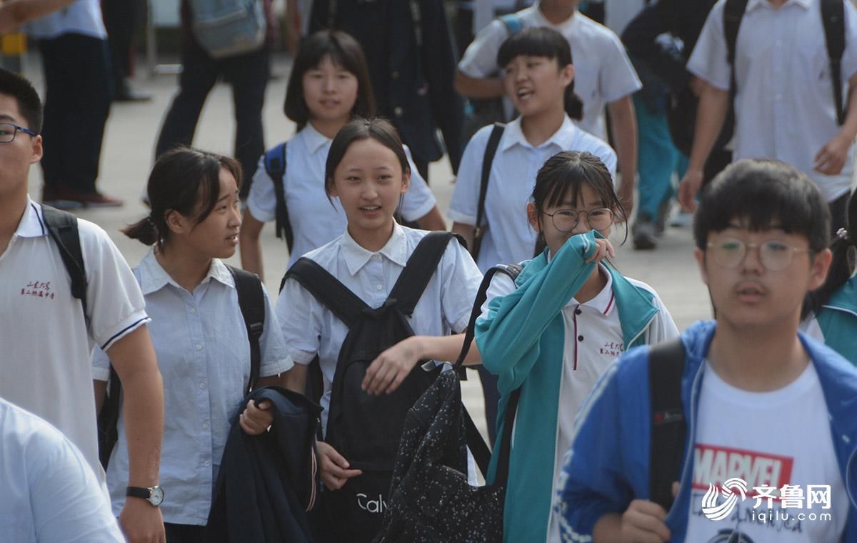 2018济南中考首日告捷!山师附中考点考生微笑