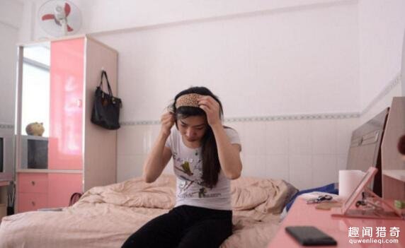 男孩变性后的每天生活,兼职了工厂和舞厅白天