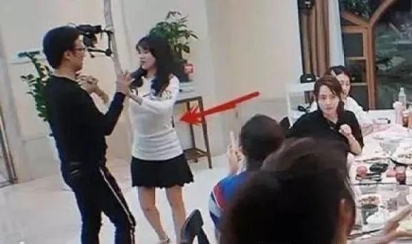 真怀了?40岁章子怡疑怀二胎,近照孕肚明显!网