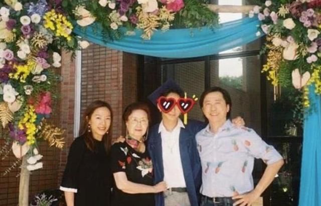 伊能静儿子再晒女装照，网友评论呈两极，宝妈：幸好不是我儿子