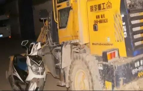 工地夜间警示设置不到位 江阴一摩托车翻进沟