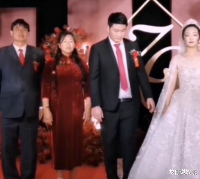 大衣哥一家六口合影，亲家气质太好像商业大鳄，陪嫁配得上门当户对
