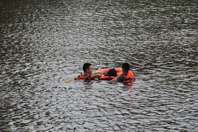 在密云区滨河路废弃铁路桥下落水 消防官兵及
