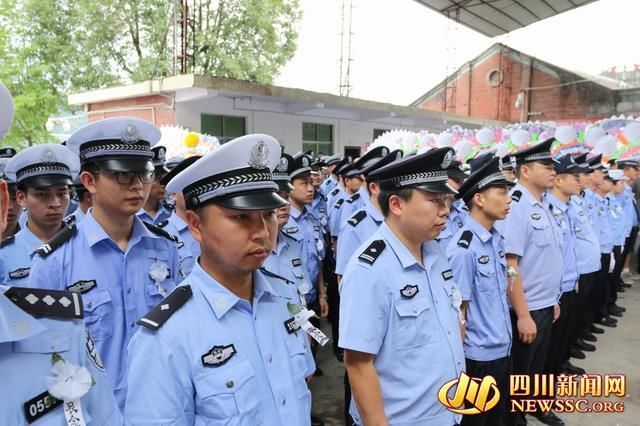 巴中辅警检查超员遭碾压牺牲 追悼会400多各界