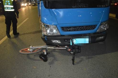 光明新区一男子骑车横穿机动车到 被加速货车