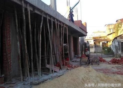 春节后，建筑材料价格居高不下，农村大爷说早半年建房能省几万！