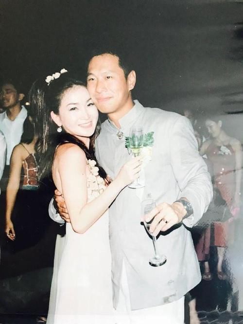 54岁温碧霞晒照向老公示爱，20年前的金童玉女，再同框时像父女